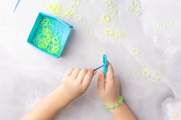 Konzept zur Herstellung von Webarmbändern für Kinder in Blau und Gelb, hochwertiges Foto