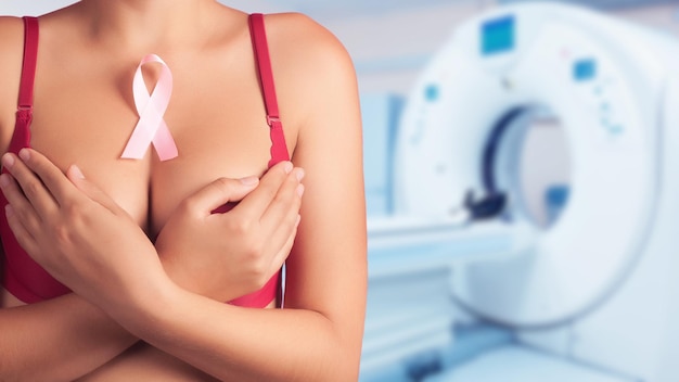 Foto konzept zur prävention von brustkrebs hintergrund weiblicher brüste in einem bh im büro der mammographie