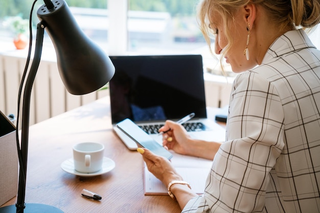 Konzeptarbeitsprozess im Büro Junge Frau, die an einem Universitätsprojekt arbeitet