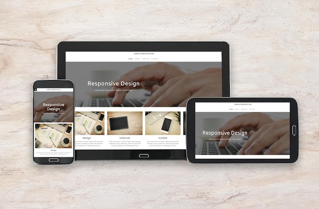 Foto konzeptbild der multi-device-technologie für responsive design-präsentation von digitalen tablets und smartphones in verschiedenen ausrichtungen auf marmorhintergrund