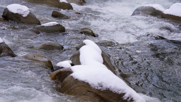 Konzeptbild des schweren Schneefalls des Steins und des Schnees