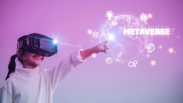 Konzepte der Metaverse-Technologie Kleines Mädchen und Erfahrungen der virtuellen Metaverse-Welt auf buntem Hintergrund