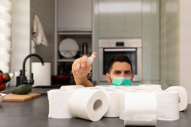 Konzeptfoto darüber, wie langweilig es ist, Zeit zu Hause in Quarantäne zu verbringen.