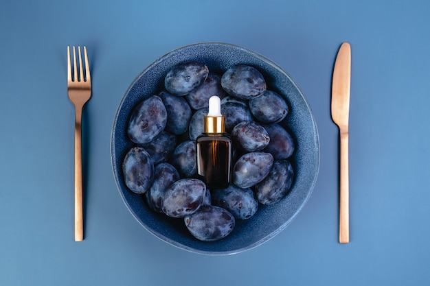 Konzeptfoto der Morgenroutine Essenz für schöne Haut Kosmetische Flaschen mit dunkler Glaspipette