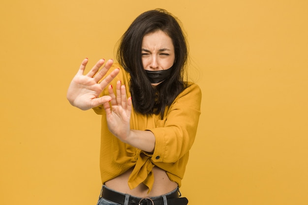 Konzeptfoto des weiblichen Opfers mit aufgeklebtem Mund