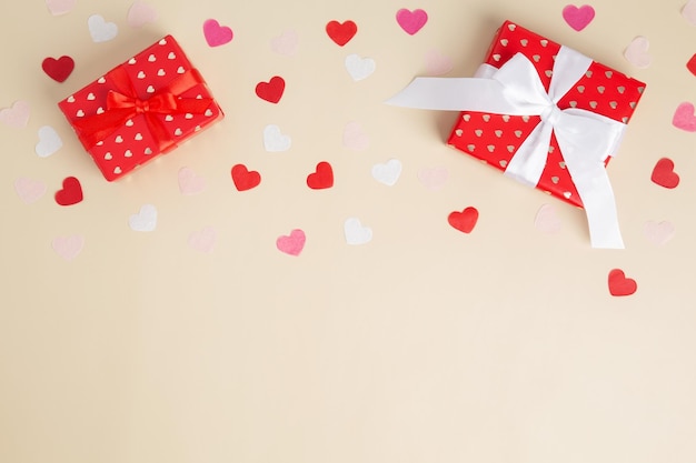 Konzeptgeschenke für Ihre Lieben zum Valentinstag, Frauentag, Muttertag oder Geburtstag Zwei Schachteln mit Geschenkherzen herum