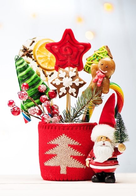 Konzepthintergrund neues Jahr 2022. Weihnachtslebkuchen und -süßigkeiten auf Stöcken und und Weihnachtsmann. Frohe Weihnachten festlicher Hintergrund