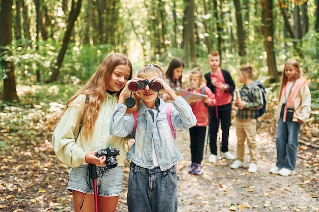 Konzeption des Tourismus Kinder im grünen Wald im Sommer tagsüber zusammen