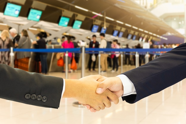 Konzeptionelle Geschäftsreise der Geschäftsreise im Flughafen mit Passagierabfertigungslinie am airpor
