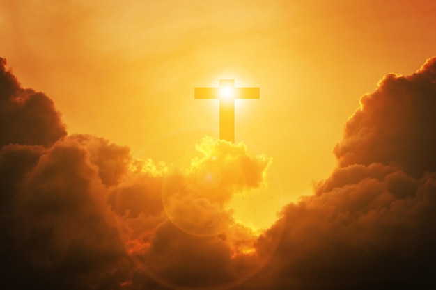 Konzeptuelles Holzkreuz oder Religionssymbol über einem Sonnenuntergang mit Wolken im Hintergrund