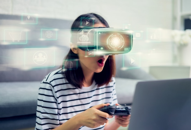Konzeptverbindung und Schnittstellen der digitalen Technologie, aufgeregte junge asiatische Frau mit einem Virtual-Reality-Headset und Joysticks, schönes Licht mit Farblinien.