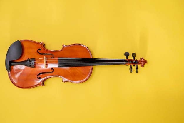 Konzertplakat für klassische Musik mit orangefarbener Violine auf gelbem Hintergrund mit Kopierraum für