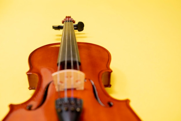 Konzertplakat für klassische Musik mit orangefarbener Violine auf gelbem Hintergrund mit Kopierraum für