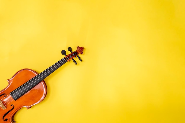 Konzertplakat für klassische Musik mit orangefarbener Violine auf gelbem Hintergrund mit Kopierraum für