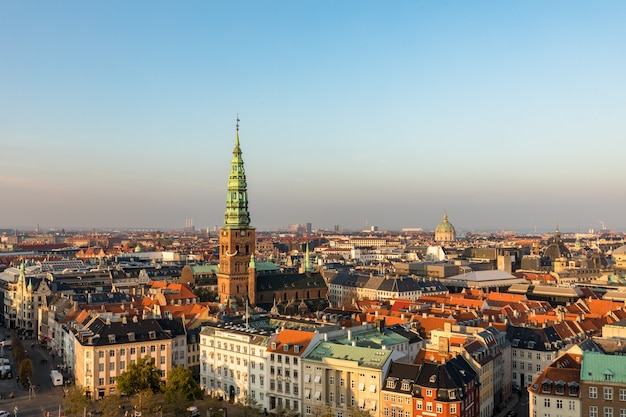 Kopenhagen, Dänemark - Oktober 2018: Skyline im Abendlicht. Kopenhagener Altstadt und Kupferspiel des Nikolaj Contemporary Art Center.