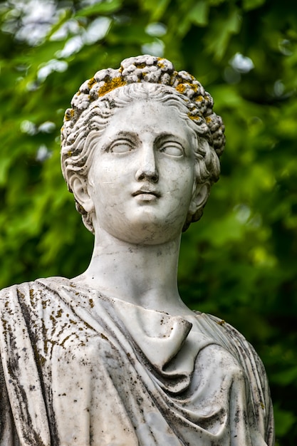 Kopf der Marmorstatue des römischen Ceres oder des griechischen Demeter im Park des Palastes