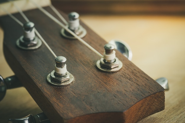 Kopf der Ukulele und des Knopfes mit Morgenlicht