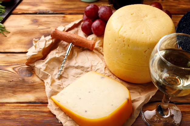 Kopf des Käses auf braunem Holztisch schließen oben
