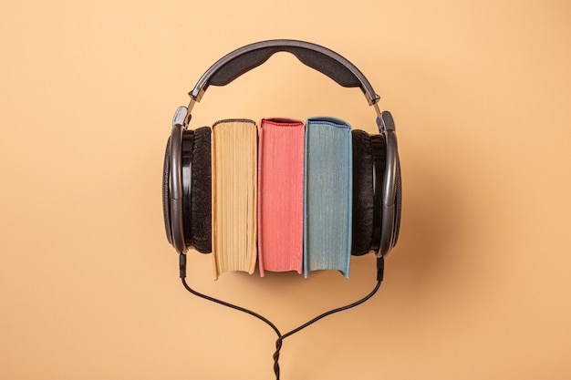 Kopfhörer auf Büchern, Hörbuchkonzept