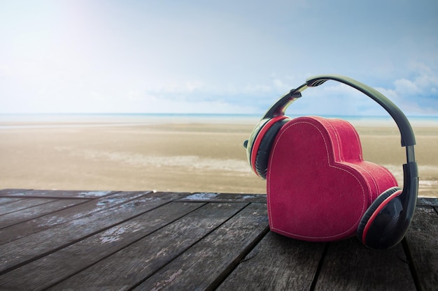 Kopfhörer mit rotem Herz am Strand Musik der Liebe Vintage Retro