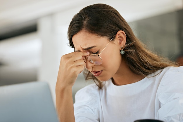 Kopfschmerzen Frau und Burnout bei Büroangst und psychischer Gesundheit Junge Unternehmerin und Geschäftsinhaberin mit Schmerzen, müde und verärgert über Planungsprobleme, überarbeitet und depressiv mit Stress