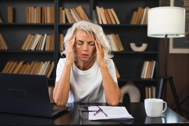 Foto kopfschmerzen, schmerzen, frau mittleren alters, tempel berühren, stress erleben, reife alte dame, müde von der arbeit