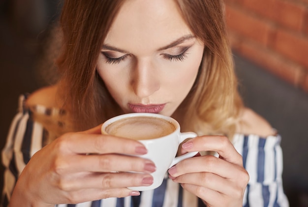 Kopfschuss einer Frau, die Kaffee trinkt