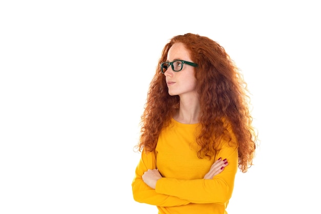 Kopfschuss Studioportrait junge ernsthafte rothaarige Frau mit blauer T-Shirt-Brille, die in die Kamera posiert, auf grauweißem, leerem Brillenangebot