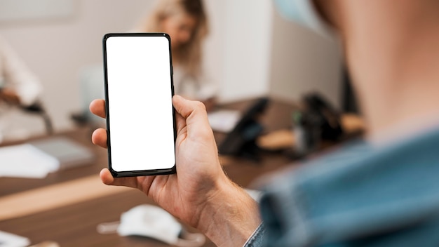 Foto kopieren sie das mobiltelefon im büro