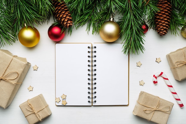 Kopieren Sie den Notizblock im Weihnachtsdekor