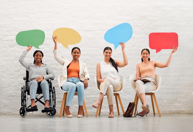 Foto kopieren sie platz für soziale medien und melden sie sich mit einem team von geschäftsfrauen an, die in einer schlange sitzen und eine sprechblase für text oder gespräche halten porträt von frauen, die werbung und marketing mit leerem und leerem brett machen