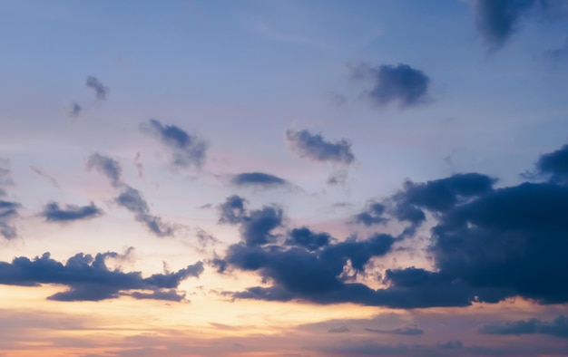 Kopieren Sie Raum minimales Konzept des sommerblauen Himmels und des abstrakten Rohlings der weißen Wolke