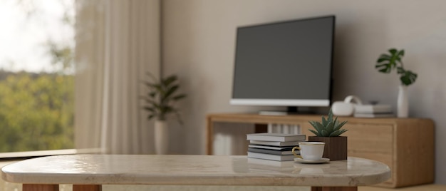 Kopierraum auf einem minimalistischen Marmor-Couchtisch in einem gemütlichen Wohnzimmer mit Fernseher auf dem Fernsehschrank