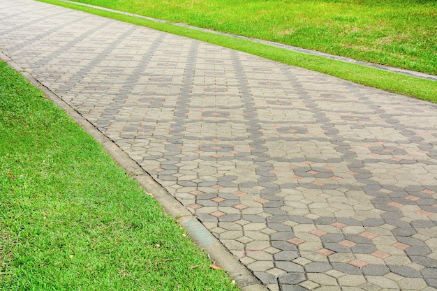 Kopierte Pflastersteine am Gehweg im Park