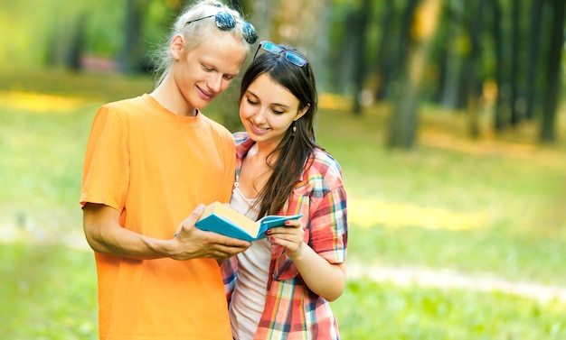 koppeln Sie die Schüler mit einem Buch im Park