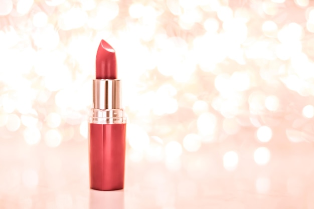 Koralle Lippenstift auf Roségold Weihnachten Neujahr und Valentinstag Urlaub Glitzer Hintergrund Make-up und Kosmetikprodukt für Luxus-Beauty-Marke