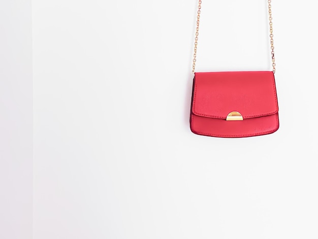 Foto koralle modische ledergeldbörse mit goldenen details als designertasche und stilvolles accessoire damenmode und handtaschenkollektion im luxusstil