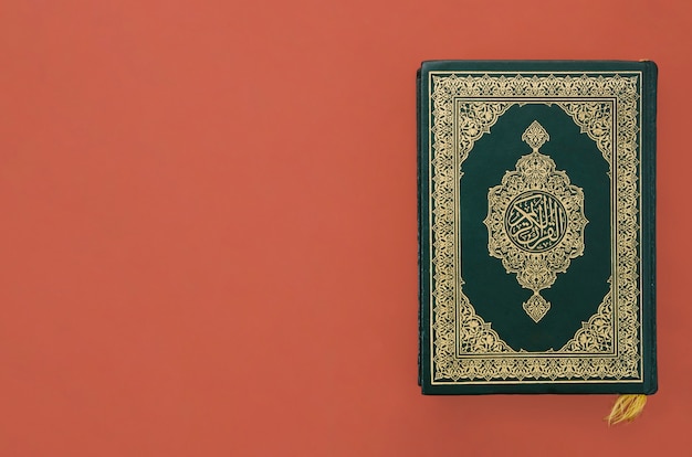 Koran auf einem normalen Burgunder-Hintergrund