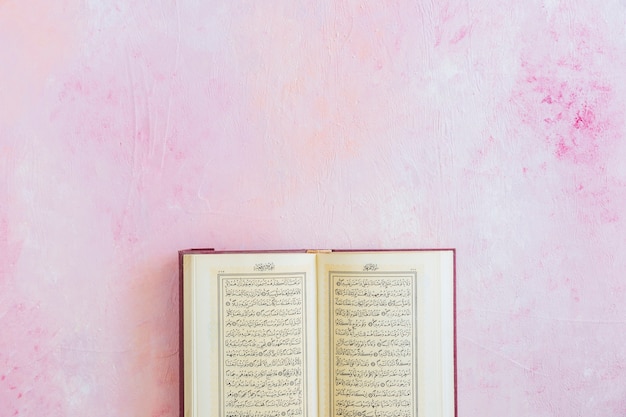 Foto koran-buch auf rosa