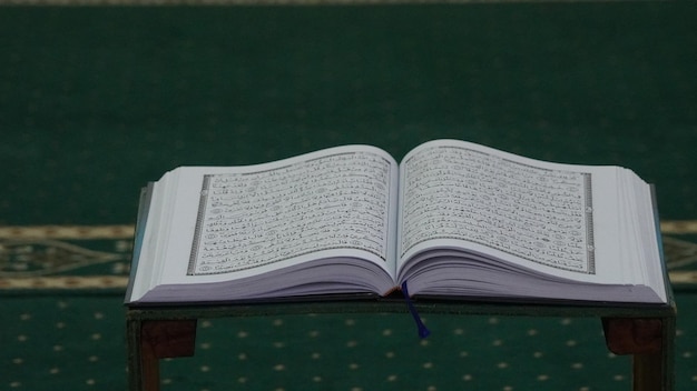 Koran - das heilige islamische Buch über das Lauh in der Moschee. Baca Koran. Ayo mengaji. Koran, ayo ngaji
