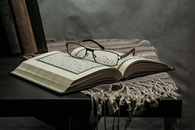 Koran - heiliges Buch der Muslime (öffentliches Objekt aller Muslime) auf dem Tisch, Stillleben