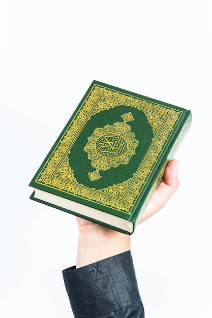 Koran in der Hand heiliges Buch der Muslime öffentliches Gut aller Muslime