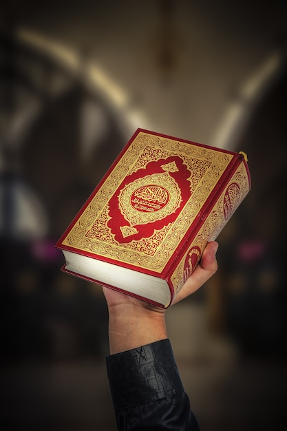 Koran in der Hand - heiliges Buch der Muslime