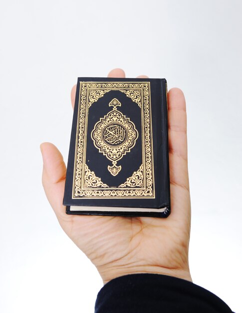 Koran in der Hand