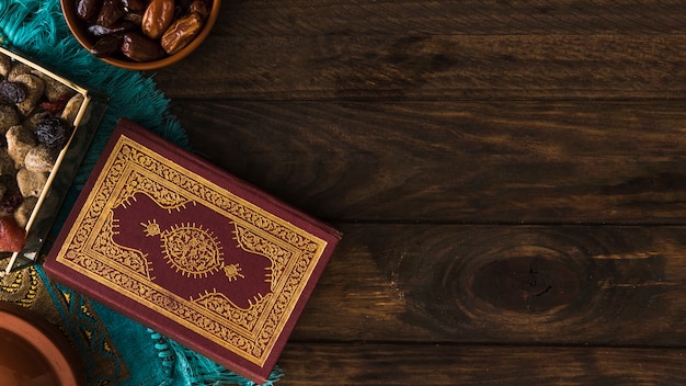 Koran in der Nähe von verschiedenen Süßigkeiten