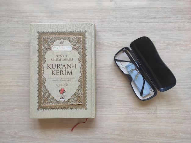 Koran und Brille