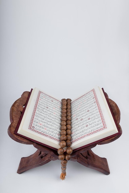 Koranbuch mit auf einem Ständer