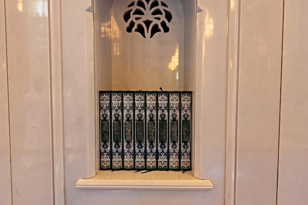 Koranbücher zum Lesen im Innenraum der Großen Sultan-Qabus-Moschee, Details zu Maskat, Oman