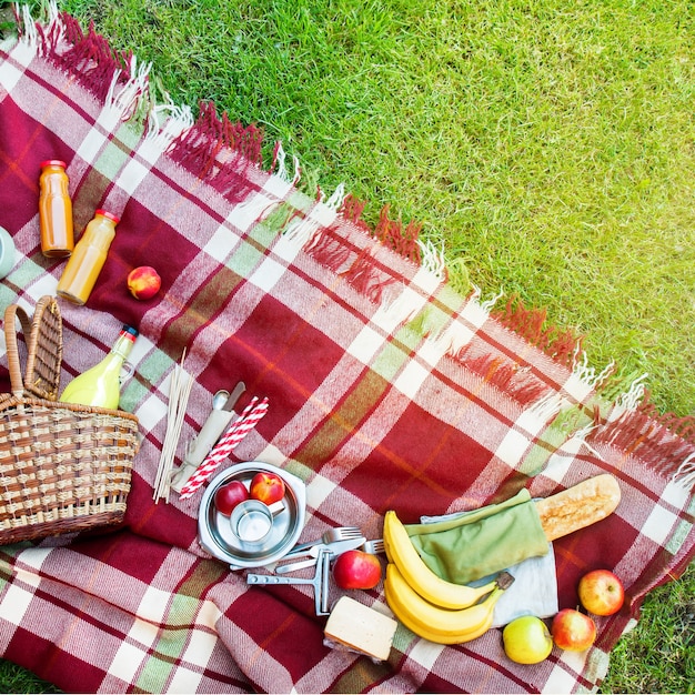 Foto korb-einstellungslebensmittel-kariertes kariertes picknick-gras