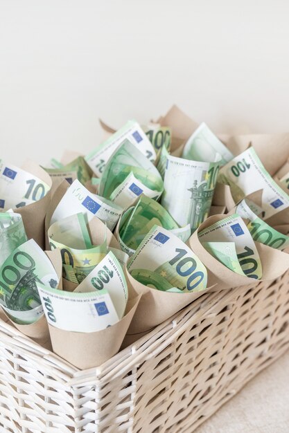 Korb Euro Banknoten Weiße Hand Hundert Hintergrundgeschenk Geschenkverpackung